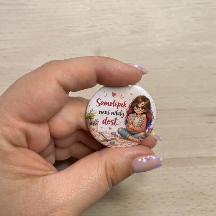 Samolepek není nikdy dost | Placka se špendlíkem