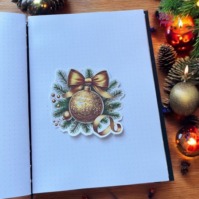 Zlatá vánoční ozdoba s detailními ornamenty, elegantní mašlí a zelenými větvičkami, připomínající kouzlo tradičních svátků.