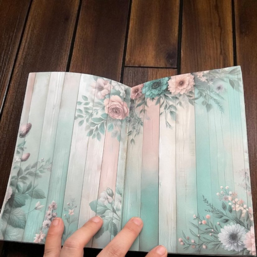 Pastelový sešit plný dřeva