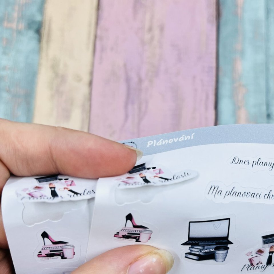 Ve spodu stávající matné, nahoře nové matné samolepky