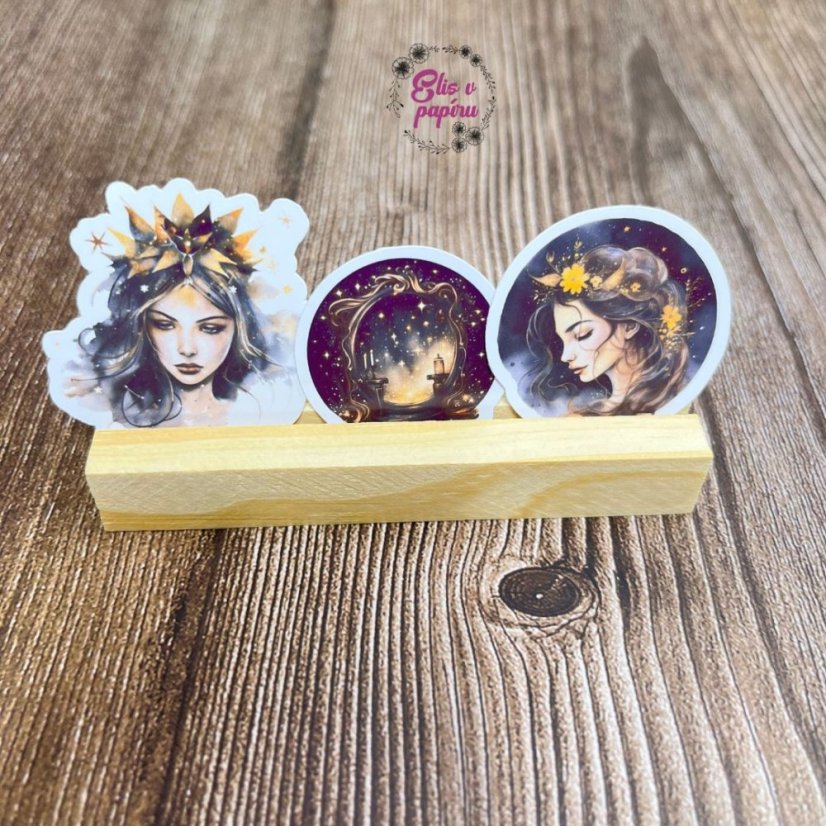 Detailní samolepky s kouzelnými motivy víl, lahviček se světýlky, zlatavými hvězdami a magickými houbami, vše laděné do zlatavých a temně nočních tónů.