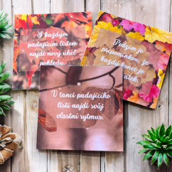 Barevné čtvercové samolepky s podzimními motivy a citáty, připravené k nalepení do diáře nebo bullet journalu.
