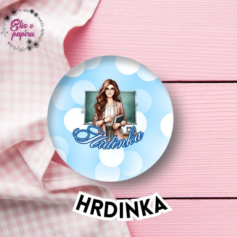 Placka Hrdinka, modrá placka s motivem učitelky, stylový doplněk pro paní učitelky, hrdinka ve třídě