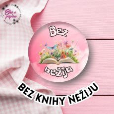 Tato stylová placka s nápisem "Bez knihy nežiju" je ideálním doplňkem pro každého vášnivé knihomola. S velikostí 37 mm je nejen stylovým, ale i praktickým prvkem, který můžete nosit kamkoliv.