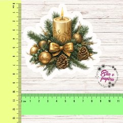 Elegantní zlatý vánoční svícen s větvičkami, šiškami a ozdobami, symbolizující klid a pohodu Vánoc. Elegantní zlatý vánoční svícen s větvičkami, šiškami a ozdobami, symbolizující klid a pohodu Vánoc.