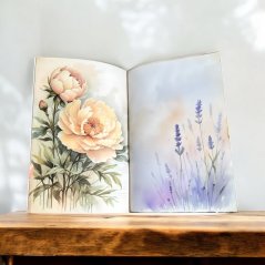 Romantický zápisník s květinami – každá stránka jiný něžný motiv růží, levandule nebo pivoněk.