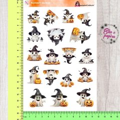 Samolepky zobrazují roztomilé duchy v halloweenském stylu – malí duchové s klobouky, dýně a další strašidelně roztomilé prvky. Barvy jsou výrazné a veselé, s přátelskou a hravou atmosférou, která je ideální pro halloweenské tvoření