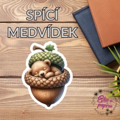 Maxi samolepka zobrazuje roztomilého spícího medvídka, který je schoulený v žaludu. Motiv evokuje klid, pohodlí a připomíná kouzlo přírody v útulném podzimním duchu.