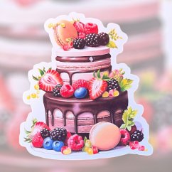 Maxi samolepka zobrazuje nádherný dort s čokoládovým krémem, zdobený čerstvým ovocem jako jsou jahody, maliny a borůvky, a nahoře posazenou makronkou. Celý motiv působí sladce a lahodně, ideální pro jakoukoliv oslavu nebo jako připomínka sladkých chvil v diáři.