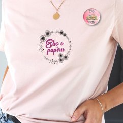 Tato stylová placka s nápisem "Bez knihy nežiju" je ideálním doplňkem pro každého vášnivé knihomola. S velikostí 37 mm je nejen stylovým, ale i praktickým prvkem, který můžete nosit kamkoliv.