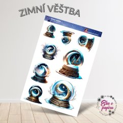 Magické skleněné koule se zimními motivy, zasněžené krajiny a noční obloha.