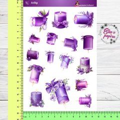 Samolepky zobrazují elegantní fialové svíčky zdobené květinami a jemnými dekoracemi. Každá svíčka má jemný plamen a je obklopená květinami nebo stužkami, což vytváří pocit klidu a harmonie. Barvy jsou jemné a přívětivé, což samolepkám dodává uklidňující atmosféru.
