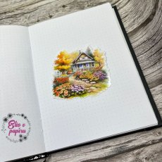 Samolepka s motivem podzimního domku obklopeného barevnými květinami. Přenese tě do klidné podzimní atmosféry a dodá tvému plánování teplo a barvy.