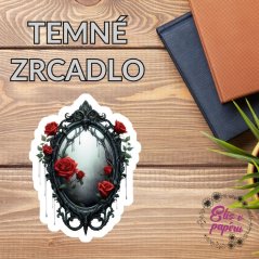 Gotické zrcadlo zdobené černými ornamenty, z něhož kapou tmavé stíny. Okolo něj jsou rozesety červené růže, které přidávají dramatický kontrast.