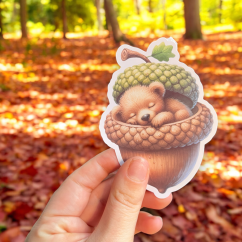 Maxi samolepka zobrazuje roztomilého spícího medvídka, který je schoulený v žaludu. Motiv evokuje klid, pohodlí a připomíná kouzlo přírody v útulném podzimním duchu. Maxi samolepka zobrazuje roztomilého spícího medvídka, který je schoulený v žaludu. Motiv evokuje klid, pohodlí a připomíná kouzlo přírody v útulném podzimním duchu.