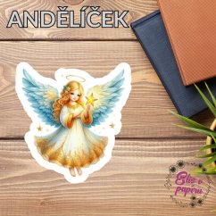 Samolepka s jemným andílkem, držícím zářící zlatou hvězdu, obklopená nebeskými tóny a vánoční atmosférou.