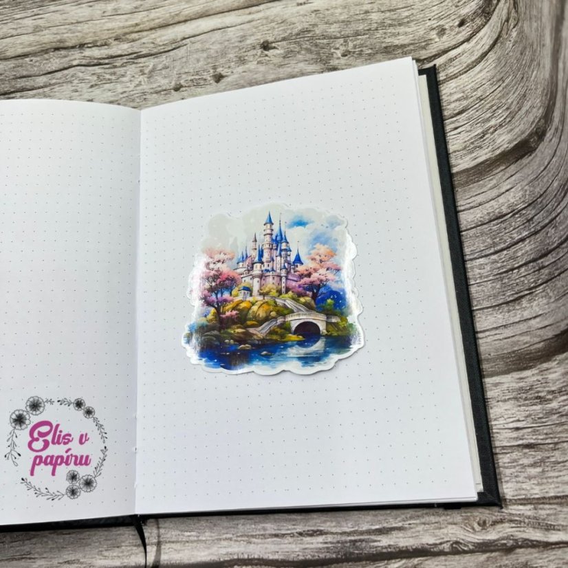 Kouzelný zámek jako z pohádky, který přenese tvůj diář do světa fantazie. Perfektní pro bujo, scrapbook nebo jakékoliv plánování s nádechem magie.