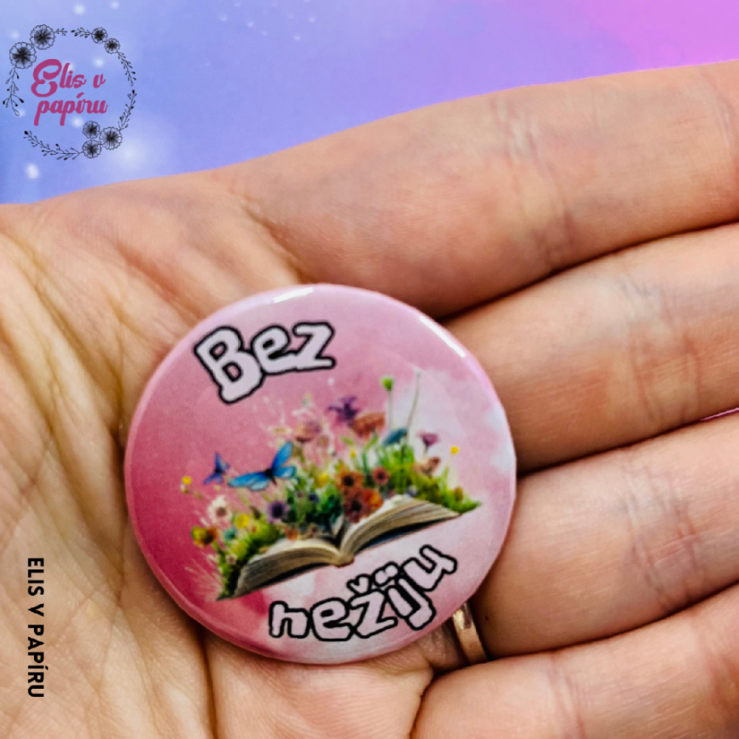 Tato stylová placka s nápisem "Bez knihy nežiju" je ideálním doplňkem pro každého vášnivé knihomola. S velikostí 37 mm je nejen stylovým, ale i praktickým prvkem, který můžete nosit kamkoliv.