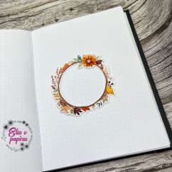 Samolepka s motivem podzimního věnce, který dodá tvému plánování kouzlo a barvy tohoto krásného ročního období. Perfektní doplněk pro diář, bujo nebo scrapbook.