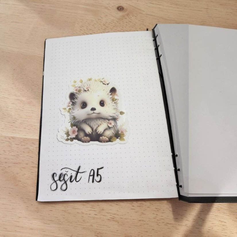 Ježeček mezi květy | Samolepka do diáře