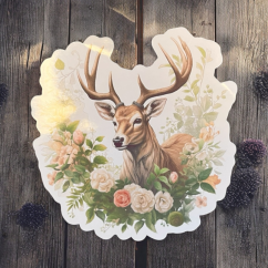 Maxi samolepka zobrazuje elegantního jelena s nádhernými parohy, který je obklopen květinami a zelení. Motiv vyzařuje klid a propojení s přírodou, ideální pro ty, kteří chtějí do svého diáře vnést pocit harmonie a elegance.