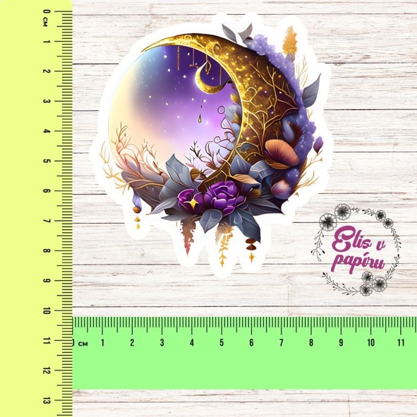 Maxi samolepka zobrazuje zlatý srpek měsíce obklopený květinami a hvězdami. V pozadí je tajemná noční obloha, která dodává samolepce magický vzhled.