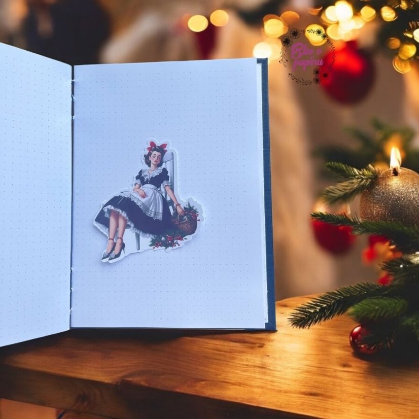 Samolepka unavené hospodyňky ve vánočním retro stylu, ideální pro diář, scrapbook nebo dekoraci.