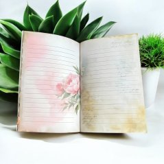 Romantický zápisník s květinami – každá stránka jiný něžný motiv růží, levandule nebo pivoněk. Romantický zápisník s květinami – každá stránka jiný něžný motiv růží, levandule nebo pivoněk.