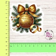 Zlatá vánoční ozdoba s detailními ornamenty, elegantní mašlí a zelenými větvičkami, připomínající kouzlo tradičních svátků.