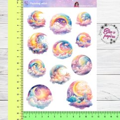 Samolepky zobrazují jemně pastelové měsíce zahalené do obláčků, zářící hvězdy a snové nebeské scenérie. Každý motiv vyzařuje pocit klidu a pohádkového kouzla, které přináší měsíční světlo v pastelových barvách. Tyto samolepky jsou ideální pro milovníky jemných a snových motivů.