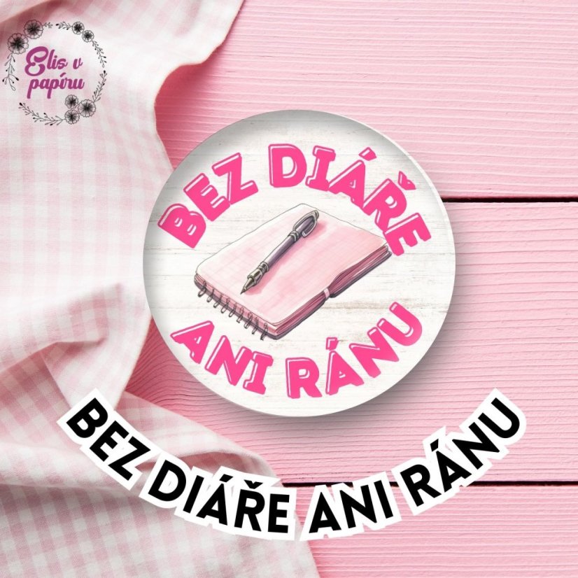Placka se špendlíkem pro ty, kdo milují diářování a bez svého diáře se nikam nehnou.