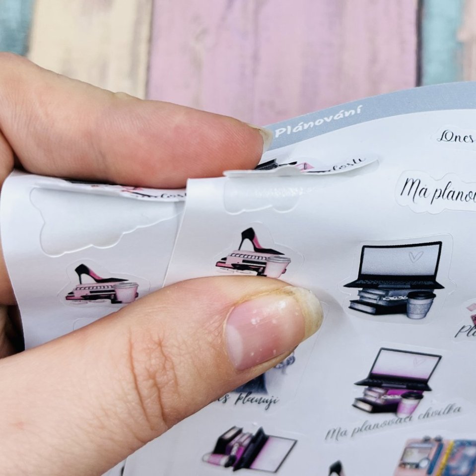 Na spodním aršíku jsou stávající matné samolepky, na vrchním nové matné samolepky