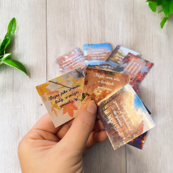 Barevné čtvercové samolepky s podzimními motivy a citáty, připravené k nalepení do diáře nebo bullet journalu. Barevné čtvercové samolepky s podzimními motivy a citáty, připravené k nalepení do diáře nebo bullet journalu.