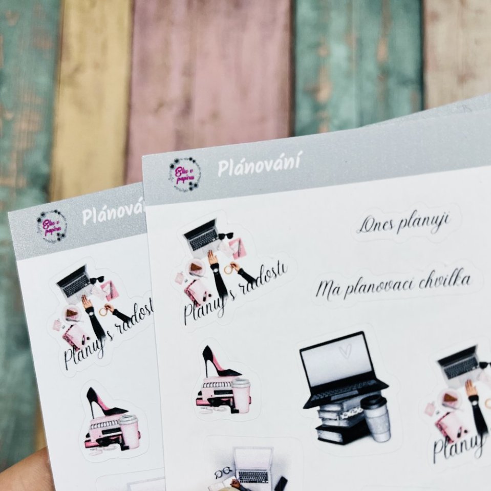 Ve spodu stávající matné, nahoře nové matné samolepky