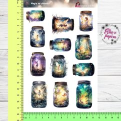 Samolepky zobrazují sklenice naplněné magickými scenériemi, kde víly, zářící světla a tajemná příroda vytváří snový svět. Každá sklenice ukrývá jiný kouzelný svět, plný fantazie a záhad.