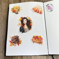 Velké kusové samolepky Střípky podzimu – mix podzimních motivů jako listy, dýně, horký čaj a podzimní móda v krásně teplých barvách. Velké kusové samolepky Střípky podzimu – mix podzimních motivů jako listy, dýně, horký čaj a podzimní móda v krásně teplých barvách.