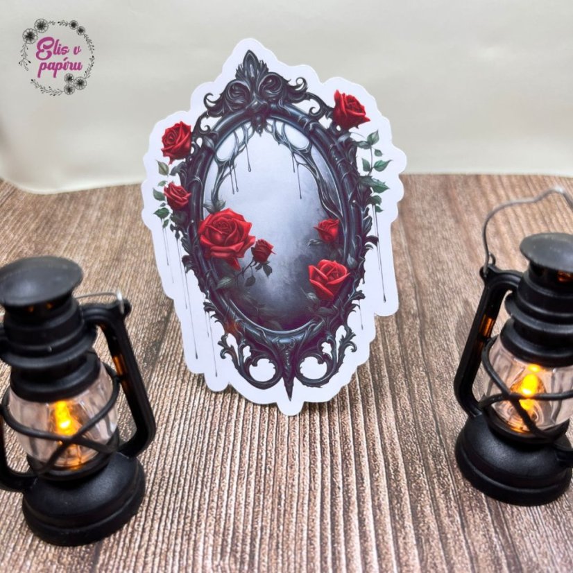 Gotické zrcadlo zdobené černými ornamenty, z něhož kapou tmavé stíny. Okolo něj jsou rozesety červené růže, které přidávají dramatický kontrast.