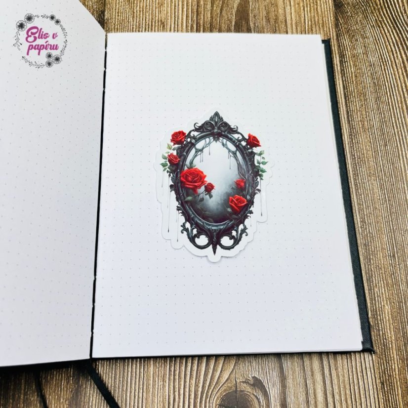 Gotické zrcadlo zdobené černými ornamenty, z něhož kapou tmavé stíny. Okolo něj jsou rozesety červené růže, které přidávají dramatický kontrast.