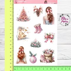 Aršík samolepek "Kouzlo Vánoc" s jemnými motivy růžových stromečků, mašlí a zimních dekorací v elegantních pastelových tónech. Aršík samolepek "Kouzlo Vánoc" s jemnými motivy růžových stromečků, mašlí a zimních dekorací v elegantních pastelových tónech.